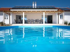 Villa Cyprian by Villas Guide โรงแรมในKampor