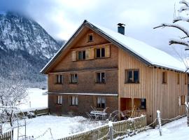 Carpenters House in historic village, hotel u gradu Schnepfau