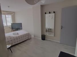 Chambre cosy , garage sécurisé pour deux-roues, hotel u gradu Toul