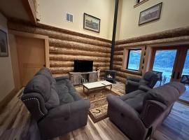 Waterfront Log Cabin - Sunriver, hotell i Bend