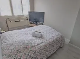 Chambre cosy , garage sécurisé pour deux-roues