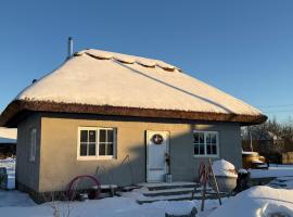 Thatch Guesthouse with Banya & Jacuzzi, Near Beach，Krekhayev的小屋