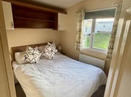 Relax By The Coast - Spacious 6-sleeper Caravan, Hotel in Leysdown-on-Sea