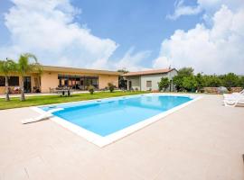 Villa Germano con piscina, Hotel in Solarino