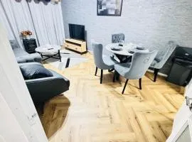 Luxury Stylish 2-Bed Apart with Office Pvt Entrance and Free Parking