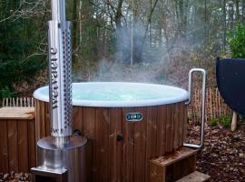 Unieke Yurt in het bos met jacuzzi en sauna, Hotel in Erp