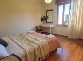 Villa Due Cieli 1, hotel i Lanzo dʼIntelvi