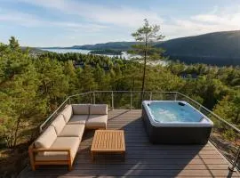 Bo I Trætoppene Med Smuk Udsigt Over Fjorden