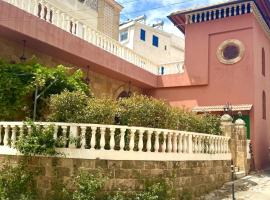Two bedroom in Batroun Souq steps to Phoenician wall, khách sạn ở Batroûn