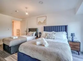 2-BR Flat - City & Town Centre View -1 Minute to Train & Tram Station - Sleeps 5