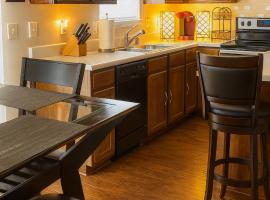 Cozy Family Retreat Near Indy Hotspots Free Wi-Fi, Villa in Indianapolis