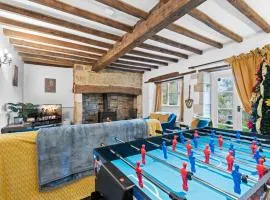 Traditional Cotswold escape with garden and fireplace