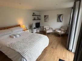 Cosy cabin nestled in the Surrey Hills