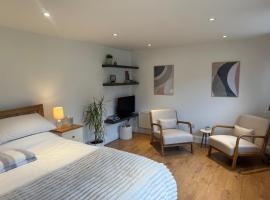 Cosy cabin nestled in the Surrey Hills, Hotel in Dorking