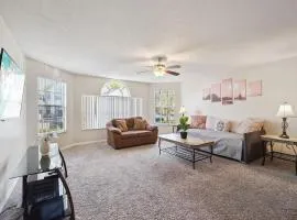 Near Disney! Pool and Hot Tub with Free Parking