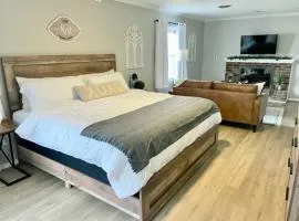 Serene Ivy Hills Home with Hot Tub & Screened Porch-Family Friendly