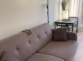 Charmant studio avec terrasse proche métro 11, dans une résidence calme, tout équipé، فندق في بانيوليه