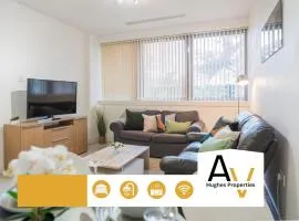 Executive Two-Bedroom Apartment - Fast Wi-Fi, 7 Mins from Station, Ideal for Business & Relocation By AV Hughes Properties