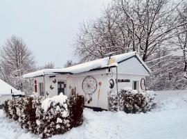 Cozy little Dreamcatcher jacuzzi incl, hotel in Tomnatic