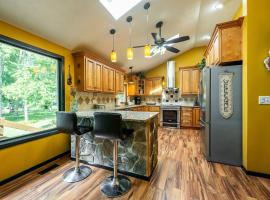 River Retreat Secluded Oasis with Hot Tub-Family Friendly, готель у місті Фішерс