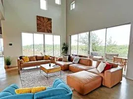 Luxury 4BR Hilltop Retreat Scenic Views