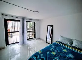 Apartaestudio Baño privado 1er piso, San Fernando, al lado del Estadio Pascual Guerrero, Imbanaco, Hospital HUV, Clínicas quirúrgicas, Vista a la calle, fresco, 2 camas dobles para alojar de 1 a 4 personas, Cocina, Nevera, WiFi, Ventilador, parqueo 1 moto