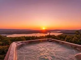 Fish Tales Cabin with a private hot tub