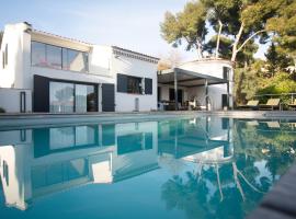 Carqueiranne: Villa de Charme avec Piscine, Vue Mer, pour 8 Personnes - FR-1-599-119, hotel in Carqueiranne