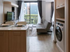 Comfy 1-BR Grand Kata VIP condo, 5 min to Kata beach, Hotel in Strand Kata