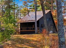 The Log Haus, a newly renovated lakefront cabin close to the trails, Hotel in Crosby