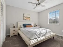 Bright and Cozy Two -Bedroom Private Stay