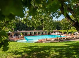 博爾戈聖路易吉酒店，蒙特里久尼的附設泳池的飯店