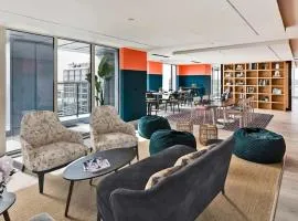 Executive City Flat with Gym, Sauna & Workspace