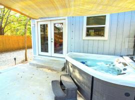Tiki Cottage Lake Texoma - Hot Tub & Fun, hotel Gordonville városában
