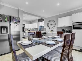 Spacious 8-Bed House Sleeps 16 Near Tube, Hotel in London