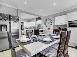Spacious 8-Bed House Sleeps 16 Near Tube