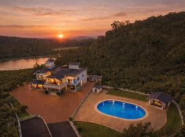 Mountain Escape I Hillside Private Estate Villa, hotel i Sanivārsante