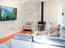 Family River Valley Retreat with Fireplace، فندق في Sparrow Bush