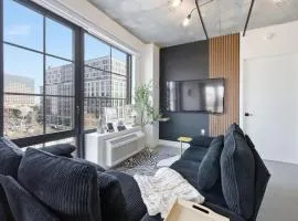 Modern Luxe 2BR Escape, City Views, 1 stop to NYC