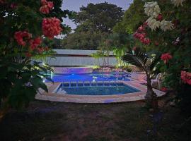 Bolomchon Hostal, hotel en Cedro