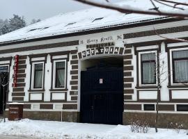 Cetățuia - Ultra-Central Râșnov Stay - Parking and Nature Close to Bran, Dino Parc and More, hotel in Râşnov