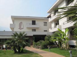 Hotel Villa Claudia, отель с удобствами для гостей с ограниченными возможностями в городе Наго-Торболе