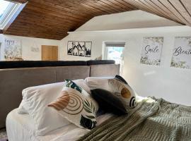 Gemütliches Dachgeschoss-Apartment mit Alpenblick, готель у місті Пфронтен