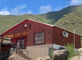 Cabaña al pie de la montaña โรงแรมในเอลโมญาร์