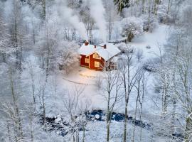 Vallevägen Country Retreat - Private Pond, Fireplace & Nature, hotel in Öglunda