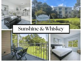 Sunshine & Whiskey - Condo Near Grand Boulevard, hotel em Destin