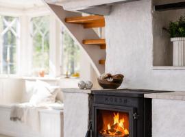 Vallevägen Country Retreat - Private Pond, Fireplace & Nature, отель 