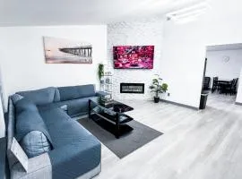 Velour House - Stylish Home Yard Parking