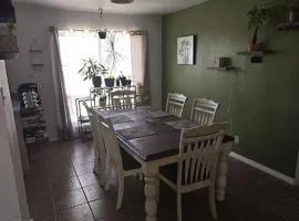 3BD, Pet Friendly House with Huge Backyard