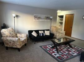 One Bedroom Main floor Apartment, hotel en Camrose
